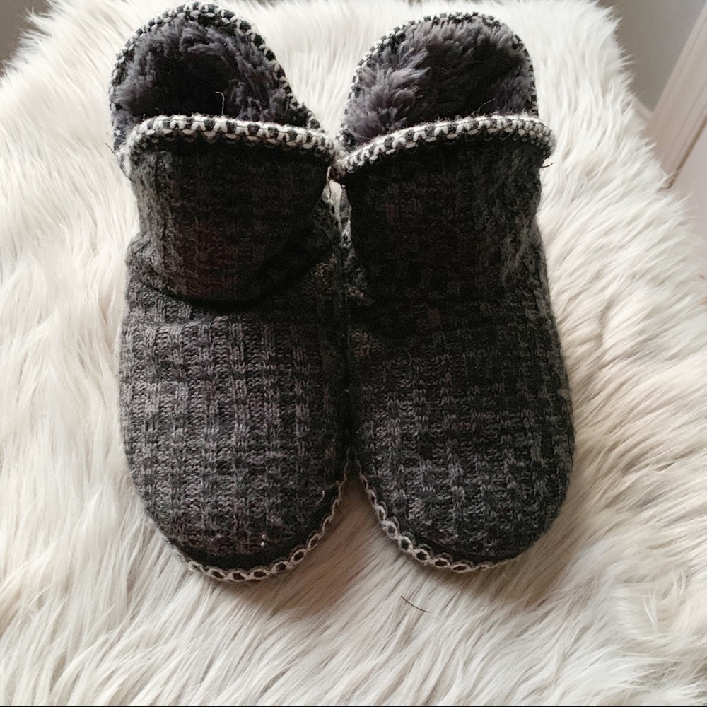 Muk Luks Gray Fuzzy Slippers Size 6